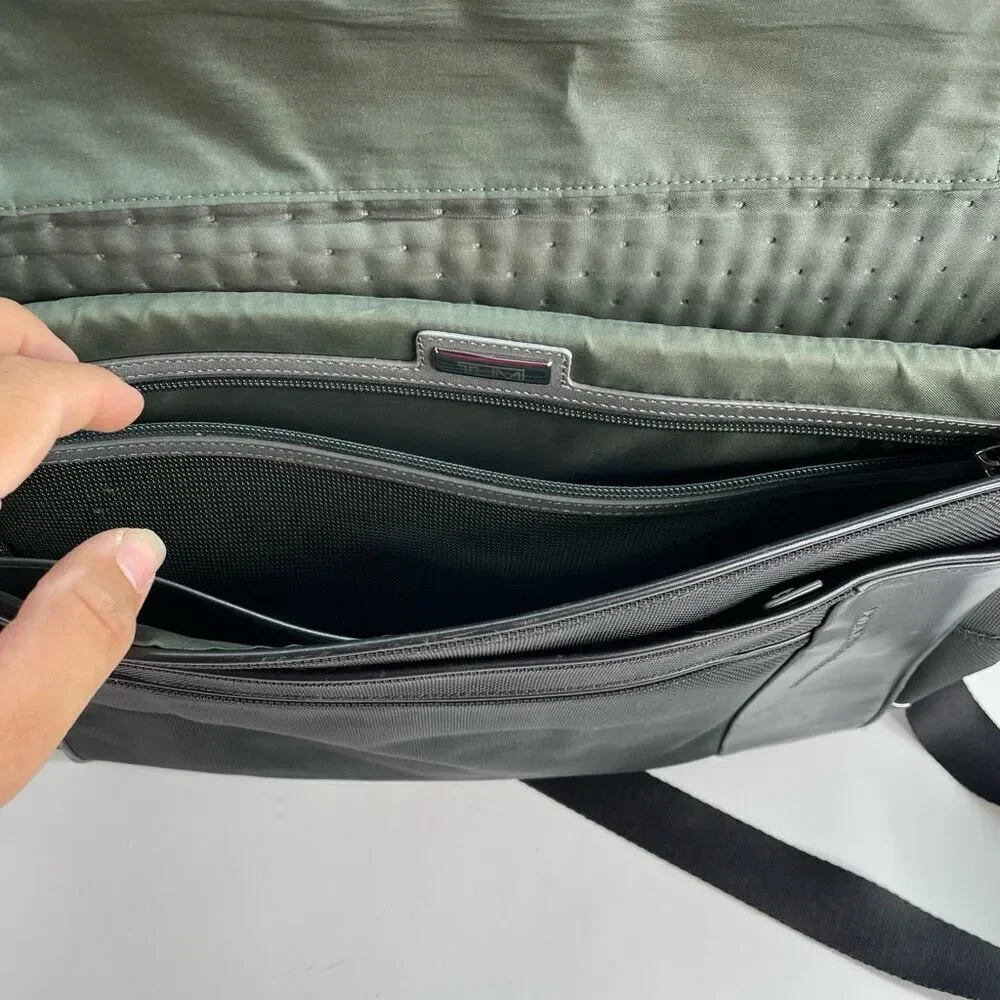 TUMI Spirit of Imagination Black Nylon & Leather Messenger‎ Bag #23671D